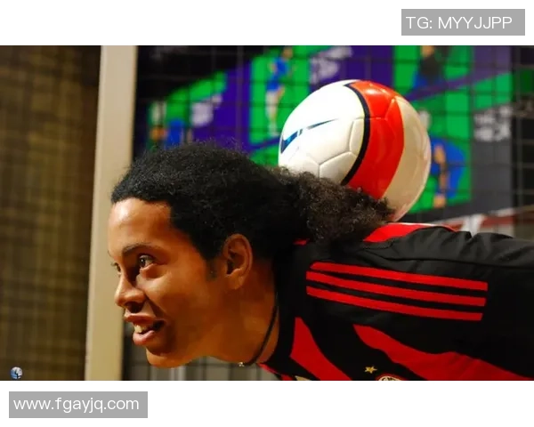 足球明星化身老年人打球展现别样风采引发热议